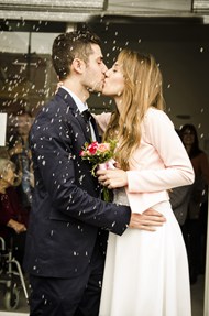 新婚夫妻结婚接吻精美图片