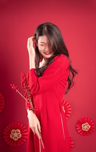 红色喜气亚洲美女摄影精美图片