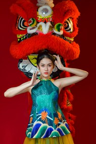 红色传统中国风春节美女摄影图片下载