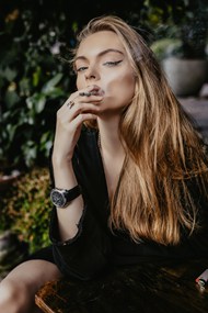 欧美抽烟性感美女精美图片