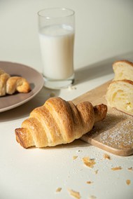 早餐牛奶羊角面包高清图片