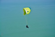 高空滑翔伞极限运动高清图片