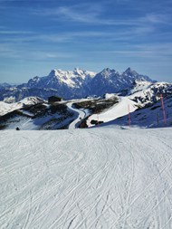 冬季雪山滑雪场滑雪道图片下载