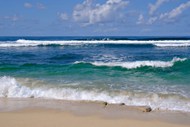 蓝天大海沙滩海浪图片下载