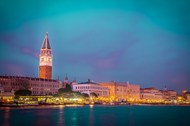 威尼斯水上城市夜景图片下载