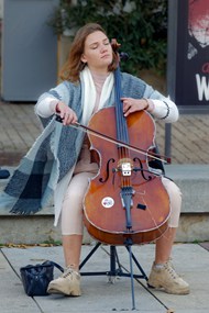 欧美街头艺人拉大提琴图片下载