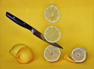 水果刀具切黄色柠檬精美图片
