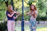 欧美街头艺人双人小提琴演奏图片下载