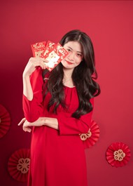 春节手持红包的美女图片下载