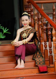 亚洲传统服饰小美女图片