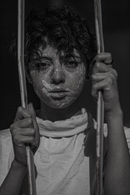 黑色艺术写真伊朗美女图片