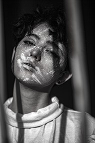 忧伤沮丧伊朗美女黑白光影艺术写真高清图片
