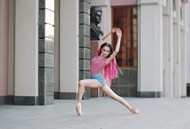芭蕾舞美女练功高清图片