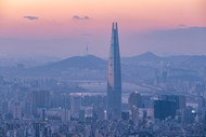 黄昏韩国乐天塔建筑写真图片