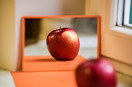 镜子前面的红苹果图片下载