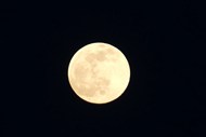 黑色夜空一轮圆月精美图片