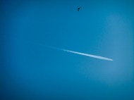 蓝色天空飞机轨道背景高清图片