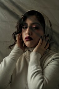 白色羊毛衫伊朗美女精美图片
