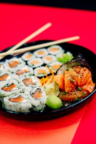一盘鲜美日式海鲜寿司高清图片