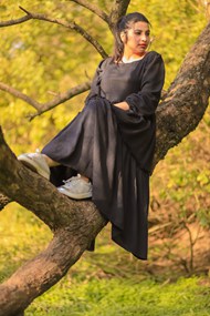 坐在树上的黑色连衣裙美女图片大全