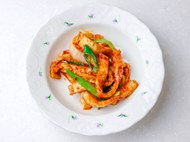 餐盘里的韩式泡菜高清图片