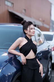 亚洲青春靓丽性感美女车模高清图片