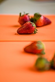 新鲜有机牛奶草莓写真图片