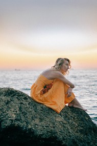 黄昏海边礁石美女摄影艺术高清图片
