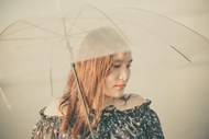 撑着透明雨伞的美女图片下载