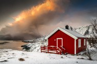 冬季雪地红色小木屋风景高清图片
