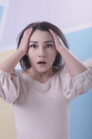 美女受到惊吓表情图片