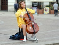 欧美美女街头大提琴表演精美图片
