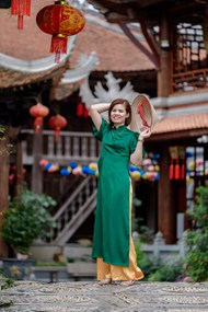 越南寺庙绿色奥黛美女高清图片