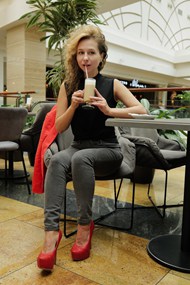 商场咖啡厅喝奶茶的美女图片下载