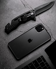 黑色口袋刀和苹果手机高清图片