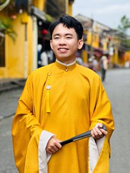 越南街拍传统服饰帅哥高清图片