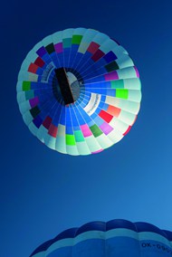 夏日蓝色天空彩色热气球高清图片