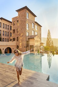 欧洲度假酒店泳池美女摄影精美图片