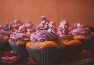 紫色裱花纸杯蛋糕图片