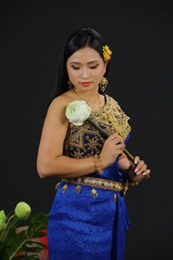 亚洲美女穿传统服饰图片