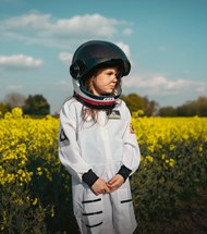油菜花海身穿宇航服的少女高清图片