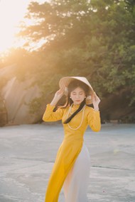 越南戴斗笠的黄色奥黛美女高清图片