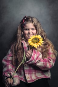 欧美青春期小女孩手持向日葵摄影图片下载