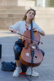欧美街头少女拉大提琴精美图片