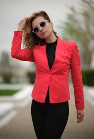 时尚红色夹克戴墨镜美女摄影高清图片