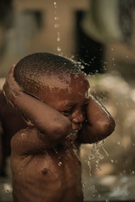非洲小孩子洗澡高清图片