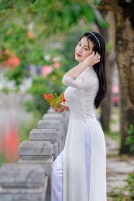 越南清纯气质白色奥黛美女摄影图片
