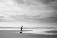 海边跑步黑白人物写真精美图片