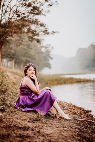 河边紫色连衣裙美女摄影图片下载