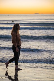黄昏海滩散步美女图片下载